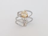 gros plan d'une bague en diamant sur une surface blanche