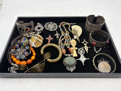 un plateau sur lequel sont disposés de nombreux bijoux