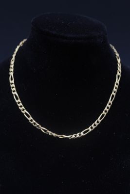 un collier à chaîne en or sur le cou d'un mannequin