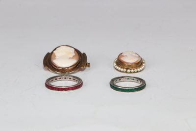 FANTAISIE. Ensemble comprenant deux broche en métal doré orn…