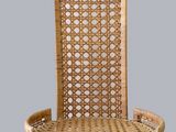 une chaise en osier avec une assise en bois sur fond gris