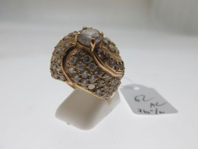 un gros plan d'une bague avec une étiquette posée sur une table