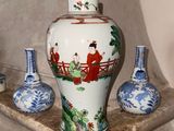 trois vases posés sur une étagère, ornés de motifs asiatiques