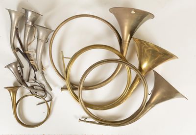de nombreux instruments à vent en cuivre posés sur une table