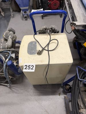 une petite machine posée sur le sol