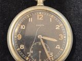 une montre de poche en or posée sur une surface noire