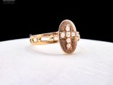 Gros plan sur une bague en or ornée de perles