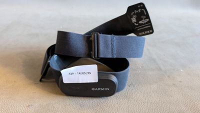 une ceinture noire munie d'une étiquette et d'une télécommande
