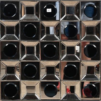 un gros plan d'un miroir recouvert de nombreux cercles