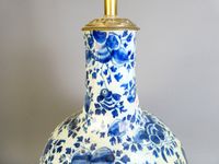 Vase en faïence de Delft, à décor floral bleu sur fond blanc… (photo 3)