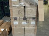 une grande pile de cartons dans un entrepôt rempli de cartons