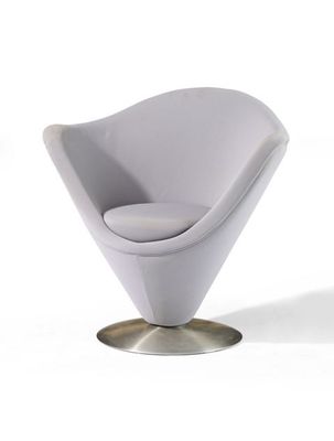 une chaise blanche posée sur un piètement métallique