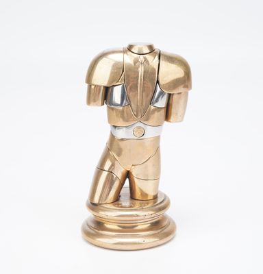 une statue en or représentant un homme portant un casque