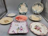 un grand nombre d'assiettes posées sur une table