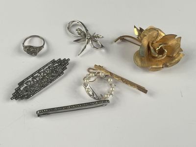 plusieurs types de bijoux différents sur une surface blanche