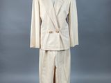 une photo d'un costume beige sur un présentoir à mannequin
