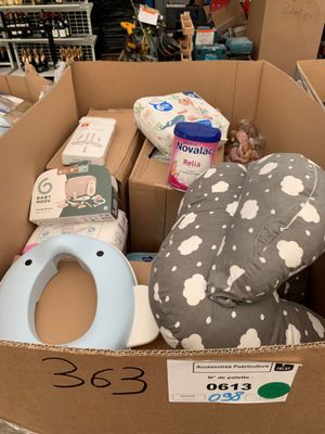 une boîte en carton contenant des toilettes et d'autres objets