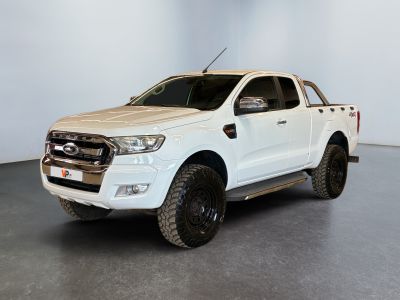 une photo d'un pick-up Ford Ranger blanc dans un showroom