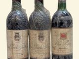 trois bouteilles de vin posées l'une à côté de l'autre sur une table