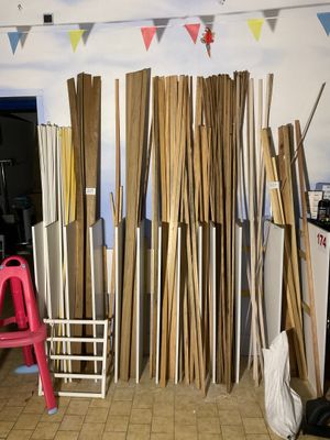 une pièce avec un tas de bâtons de bois et une chaise