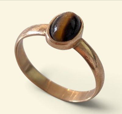un gros plan d'une bague sertie d'une pierre « œil-de-tigre »