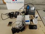 beaucoup de téléphones posés sur une table