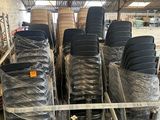 beaucoup de chaises emballées dans du plastique