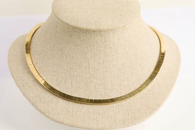 gros plan d'un mannequin portant un collier