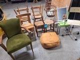 beaucoup de chaises et de tables dans une pièce