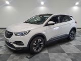 le suv blanc est garé dans le garage sur un sol en damier