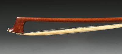 un gros plan d'un archet de violon avec un manche en bois