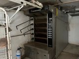 un four professionnel dans une pièce équipée d'une échelle