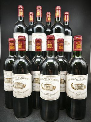 six bouteilles de vin rouge sont alignées