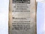un vieux livre ouvert sur une table