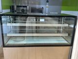 une vitrine en verre au milieu d'une cuisine