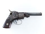 un vieux revolver sur fond blanc, avec un fond blanc