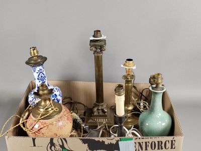 une boîte contenant un grand nombre d'objets différents