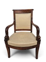 Fauteuil de style Empire à accotoirs sculptés de dauphins et…