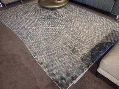 un grand tapis sur le sol d'un salon