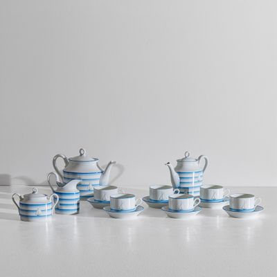 service à thé à rayures bleues et blanches, avec tasses et soucoupes assorties