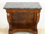 une photo d'une table d'appoint en marbre montée sur roulettes