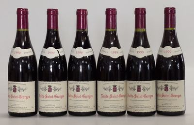 six bouteilles de vin sont alignées sur une table