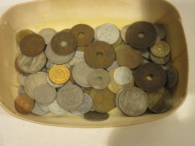 beaucoup de pièces dans un bol posé sur la table