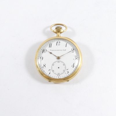 une montre de poche en or avec un cadran blanc sur une surface blanche