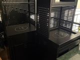 une petite cuisine avec une cuisinière et un micro-ondes posés sur le plan de travail