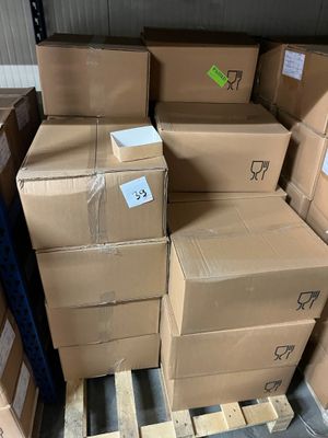de nombreux cartons empilés les uns sur les autres dans un entrepôt