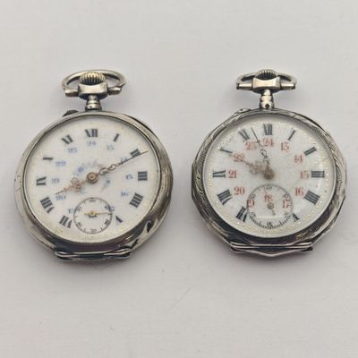 paire de montres de poche en argent avec des chiffres romains et des chiffres romains