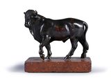 une statue de taureau posée sur un socle