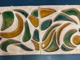 une photo d'un carrelage décoratif orné de motifs verts et marron