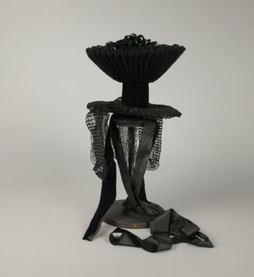 un vase noir surmonté d'un éventail